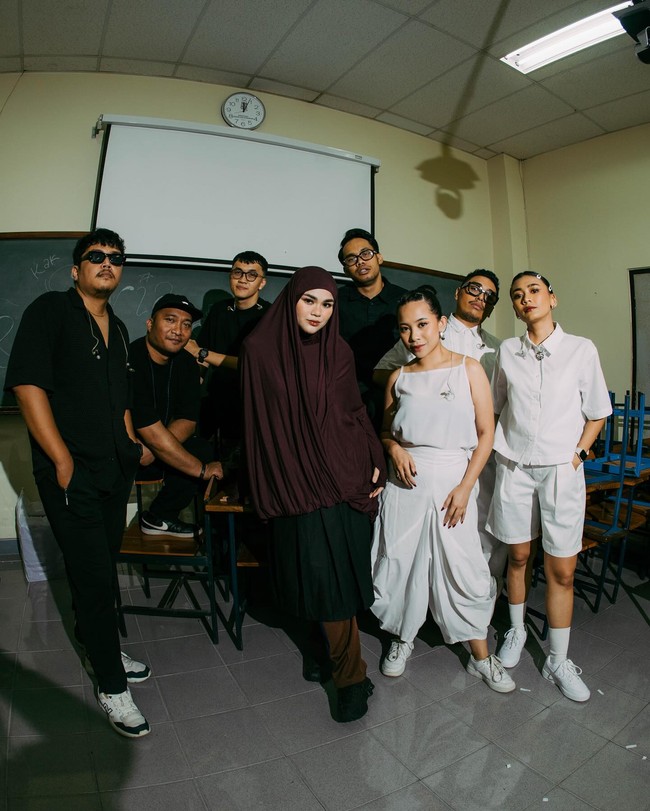 Penampilan penyanyi Sivia Azizah konser dengan konsep skena syari.