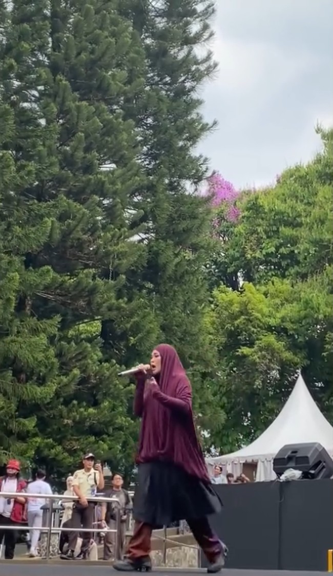 Penampilan penyanyi Sivia Azizah konser dengan konsep skena syari.