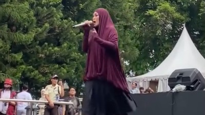 Inspiratif! Sivia Azizah Tampil Kece, Meski Syari di Atas Panggung