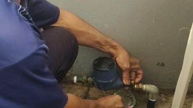 Petugas PDAM Makassar melakukan perbaikan jaringan pipa yang bocor. Dokumen Istimewa Petugas PDAM Makassar melakukan perbaikan jaringan pipa yang bocor. Dokumen Istimewa