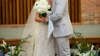 Foto Pernikahan dengan Pendeta Mereka di Latar Belakang Foto: Boredpanda