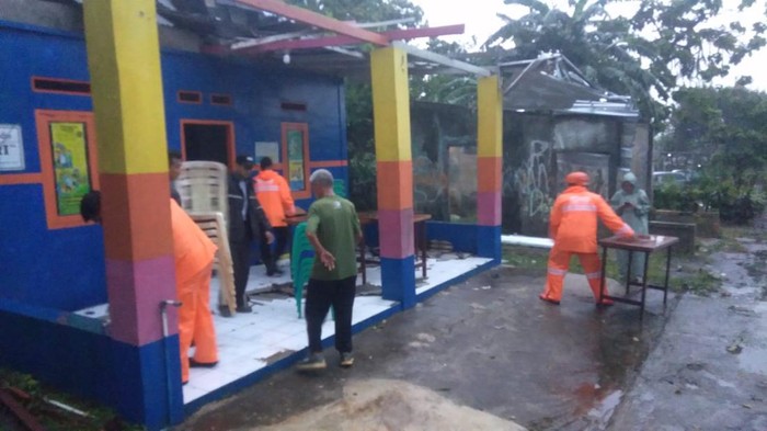 Pohon tumbang timpa rumah dan posyandu