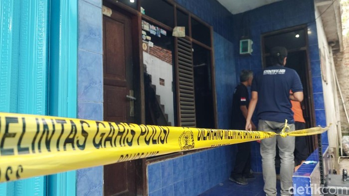 Polisi olah TKP tambahan di rumah Tati yang tewas bersimbah darah