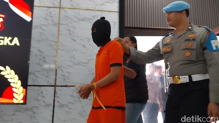 Polisi saat mengungkap kasus pembunuhan anak di bawah umur yang tewas di toilet masjid Majalengka.