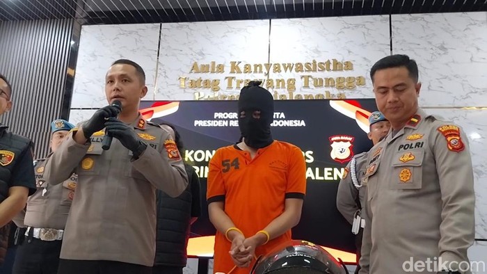 Polisi saat mengungkap kasus pembunuhan anak di bawah umur yang tewas di toilet masjid Majalengka.