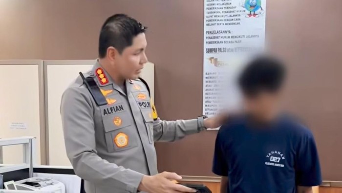 Polres Metro Jakarta Timur sudah meringkus pria keji berinisial AA yang tega membakar istrinya sendiri, CAU (24) di Jatinegara, Jaktim. (IG @alfiannurrizal.id) Polres Metro Jakarta Timur sudah meringkus pria keji berinisial AA yang tega membakar istrinya sendiri, CAU (24) di Jatinegara, Jaktim. (IG @alfiannurrizal.id)