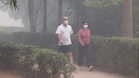 Warga mengenakan masker saat beraktivitas di luar ruangan untuk melindungi diri dari polusi udara tinggi yang menyelimuti New Delhi usai perayaan Diwali. REUTERS/Bhawika Chhabra