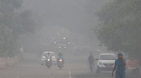 Kendaraan melintas perlahan di jalan utama New Delhi di tengah jarak pandang terbatas akibat kabut asap tebal yang menandai memburuknya kualitas udara. REUTERS/Bhawika Chhabra