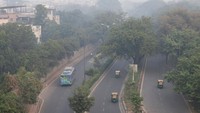 Kabut tebal menyelimuti langit New Delhi, India, Selasa (21/10/2025), saat tingkat polusi udara meningkat tajam bertepatan dengan perayaan Diwali. REUTERS/Bhawika Chhabra