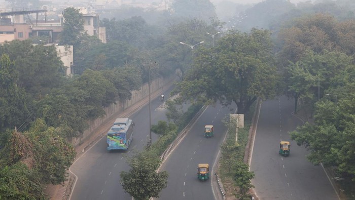 Vehicles move on a road shrouded in smog on the day after Diwali, the Hindu festival of lights, in New Delhi, India, October 21, 2025. REUTERS/Bhawika Chhabra