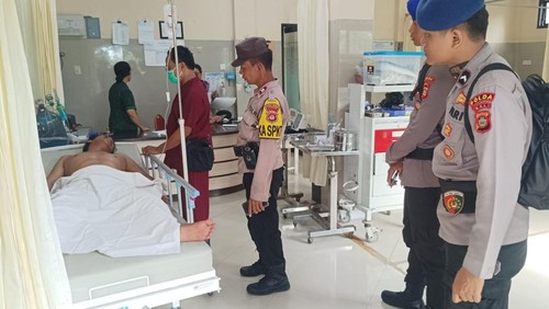 Pria Bogor berinisial AR menjalani perawatan seusai menceburkan diri dari kapal ferry ke laut Selat Lombok, Selasa (21/10/2025). (Foto: Dok. Polsek Padangbai)