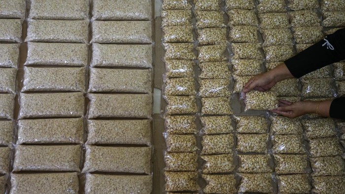 Program MBG Jadi Berkah bagi UMKM Tempe di Pandeglang Pekerja mengemas tempe di rumah industri Tempe Badak Bohay, Majasari, Kabupaten Pandeglang, Banten, Senin (20/10/2025). Pemilik usaha mengatakan sejak menjadi penyuplai tempe untuk program Makan Bergizi Gratis (MBG) di wilayahnya, omzet di rumah industri tersebut meningkat dari sekitar Rp12-Rp13 juta per minggu menjadi Rp15 juta per minggunya. ANTARA FOTO/Angga Budhiyanto