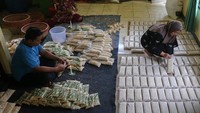Salah satunya dirasakan oleh rumah industri Tempe Badak Bohay di Kecamatan Majasari, Kabupaten Pandeglang, Banten, Senin (20/10/2025). Sejak dipercaya menjadi penyuplai tempe untuk kebutuhan program MBG di wilayahnya, omzet usaha ini meningkat signifikan, dari semula sekitar Rp12–13 juta menjadi Rp15 juta per minggu. ANTARA FOTO/Angga Budhiyanto