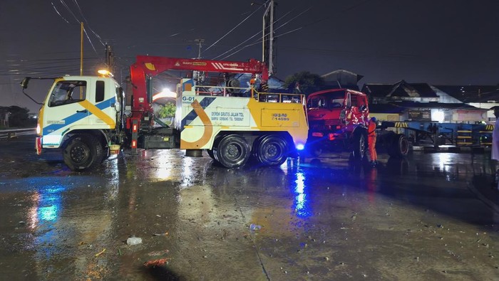 Proses evakuasi truk Proses evakuasi truk usai tertabrak KA Harina di Kaligawe Semarang.