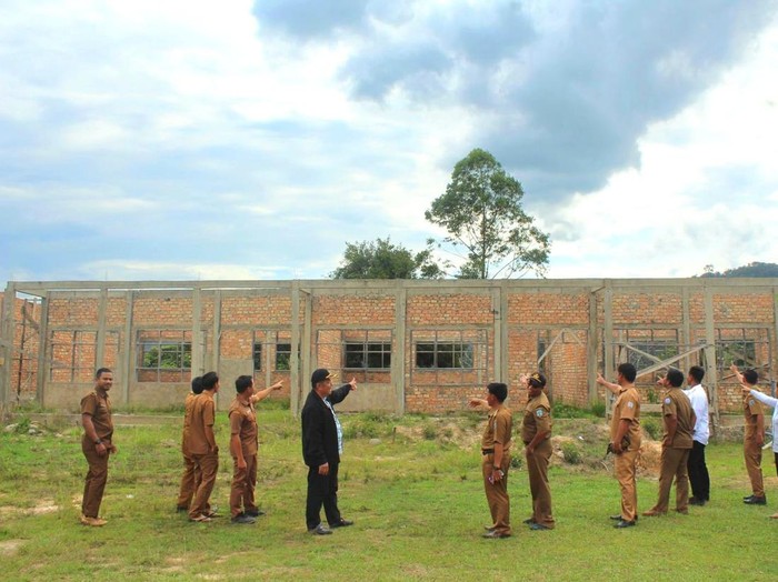 Proyek pembangunan SMAN 10 Malinau senilai Rp 4,7 miliar mangkrak sejak 2024. Progres pembangunan baru 40 persen.
