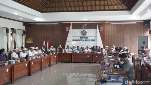Rapat penyampaian pendapat akhir Fraksi DPRD Buleleng atas Ranperda tentang Perubahan Kelima atas Perda No 13 Tahun 2016 tentang Pembentukan dan Susunan Perangkat Daerah menjadi Perda, Selasa (21/10/2025).