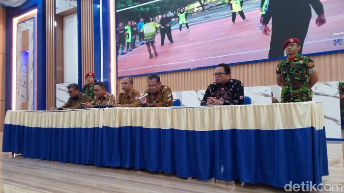 Rektor Universitas Muhammadiyah Gorontalo (UMGO) Kadim Masaong saat konferensi pers terkait podcast dosen dengan mahasiswi yang pura-pura kesurupan.
