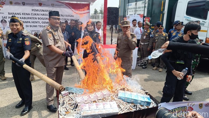 Rokok dan miras ilegal di Kabupaten Bogor dimusnahkan. (Rizky Adha/detikcom)