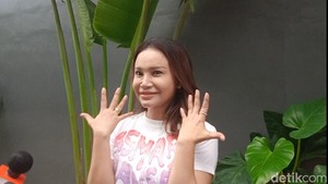 Rossa merespons soal cincin samaan dengan Afgan. Ah, masa sih? Eh, itu gak sengaja berarti. Aku gak sadar, kata Rossa saat ditemui di Studio Trans7, Warung Buncit, Jakarta Selatan, Selasa (21/10/2025). (Foto: Muhammad Ahsan Nurrijal)