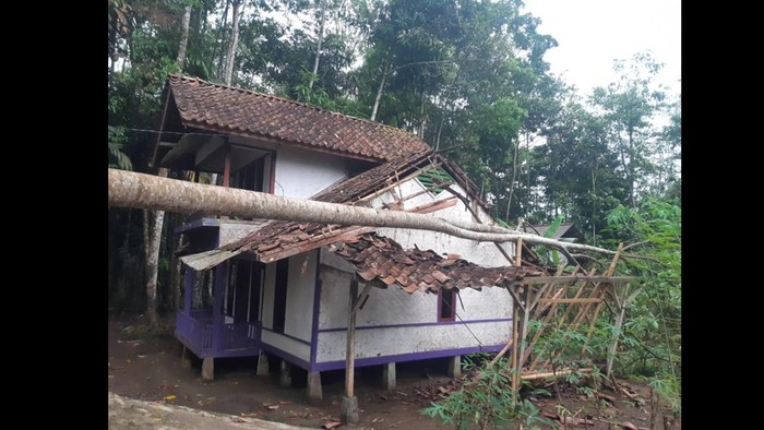 Rumah rusak akibat puting beliung di Tasikmalaya, Selasa (21/10/2025).