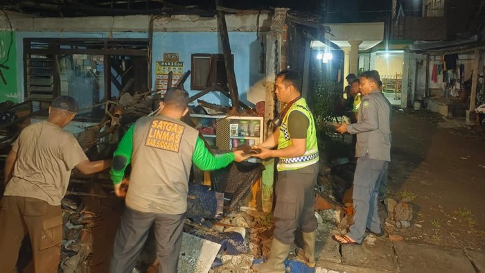 Rumah warga di Sidoarjo ambruk diterjang hujan dan angin kencang Rumah warga di Kota Sidoarjo ambruk diterjang hujan dan angin kencang