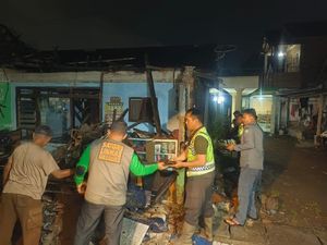 Diterjang Hujan dan Angin Kencang, Rumah Warga Sidoarjo Ambruk