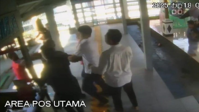 Tangkap layar rekaman kamera CCCTV memperlihatkan keributan antara tahanan dan petugas Rutan Tidore.