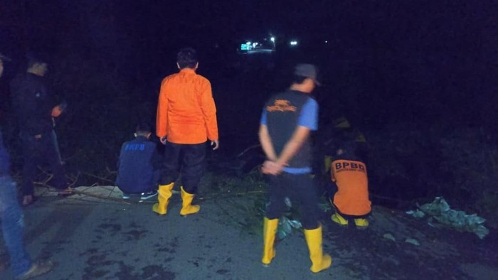 Saat tim BPBD Empat Lawang meninjau lokasi jalan yang terputus Saat tim BPBD Empat Lawang meninjau lokasi jalan yang terputus
