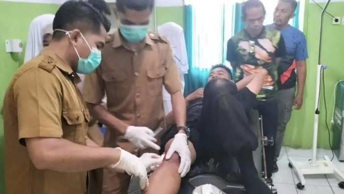 Salah satu Anggota Brimob Sape, Kabupaten Bima, NTB, ditangani medis setelah dibacok A, di arena pacuan kuda, Desa Buncu, Kecamatan Sape, Selasa, (21/10/2025).