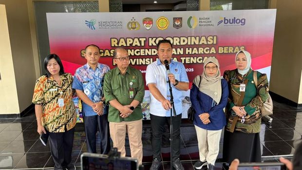 Satgas Pangan Polda Jateng saat mengecek harga beras di sejumlah toko retail