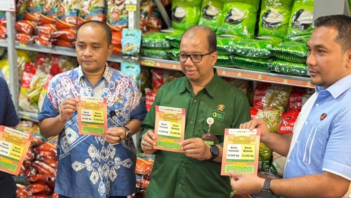 Satgas Pangan Polda Jateng saat mengecek harga beras di sejumlah toko retail