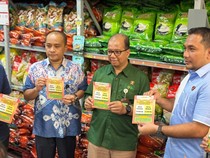 Pastikan Harga Sesuai, Satgas Pangan Polda Jateng Tempelkan Stiker HET Beras