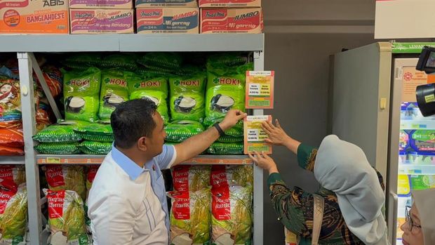 Satgas Pangan Polda Jateng saat mengecek harga beras di sejumlah toko retail