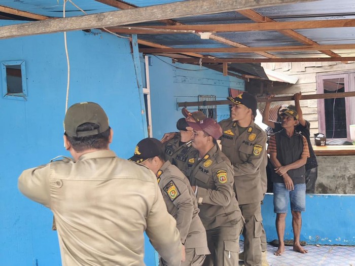 Satpol PP Samarinda saat membongkar rumah warga di Samarinda Seberang (dok.istimewa)