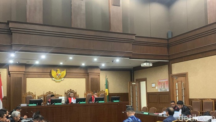 Sebanyak empat bos perusahaan gula swasta memohon majelis hakim membebaskannya dari tuntutan empat tahun penjara dalam kasus dugaan korupsi impor gula di PN Tipikor Jakarta (Mulia/detikcom)