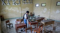 Sejumlah siswa mengangkat kursi ke atas meja di SMK Al-Anshor, Legok, Kabupaten Tangerang, Banten, Selasa (21/10/2025). ANTARA FOTO/Putra M. Akbar