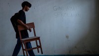 Sekolah tersebut telah menghentikan kegiatan belajar tatap muka sejak Agustus 2025 karena sarana dan prasarana yang rusak. ANTARA FOTO/Putra M. Akbar