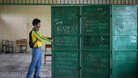 Kini hanya tersisa 26 siswa aktif dan empat guru yang masih menanti kejelasan masa depan sekolah mereka. ANTARA FOTO/Putra M. Akbar