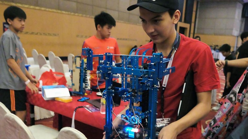 Peserta mengikuti perlombaan robot pada MakeX Robotic Competition 2025 di Denpasar, Bali, Selasa (21/10/2025). Kompetisi robotik sebagai uji kompetensi bagi anak usia 6-15 tahun tersebut diikuti ratusan peserta di tingkat nasional dan internasional dari delapan negara yakni Indonesia, Meksiko, Lebanon, India, Thailand, Filipina, Malaysia, dan Korea Selatan yang berlangsung pada 21-25 Oktober 2025. ANTARA FOTO/Nyoman Hendra Wibowo