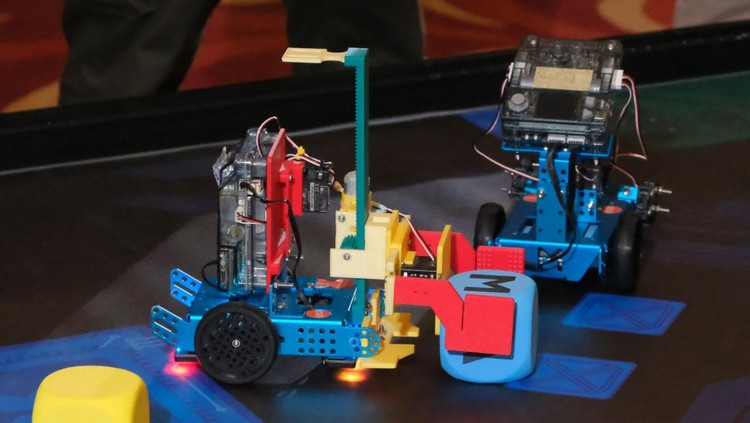 Peserta mengikuti perlombaan robot pada MakeX Robotic Competition 2025 di Denpasar, Bali, Selasa (21/10/2025). Kompetisi robotik sebagai uji kompetensi bagi anak usia 6-15 tahun tersebut diikuti ratusan peserta di tingkat nasional dan internasional dari delapan negara yakni Indonesia, Meksiko, Lebanon, India, Thailand, Filipina, Malaysia, dan Korea Selatan yang berlangsung pada 21-25 Oktober 2025. ANTARA FOTO/Nyoman Hendra Wibowo