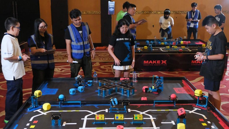 Peserta mengikuti perlombaan robot pada MakeX Robotic Competition 2025 di Denpasar, Bali, Selasa (21/10/2025). Kompetisi robotik sebagai uji kompetensi bagi anak usia 6-15 tahun tersebut diikuti ratusan peserta di tingkat nasional dan internasional dari delapan negara yakni Indonesia, Meksiko, Lebanon, India, Thailand, Filipina, Malaysia, dan Korea Selatan yang berlangsung pada 21-25 Oktober 2025. ANTARA FOTO/Nyoman Hendra Wibowo