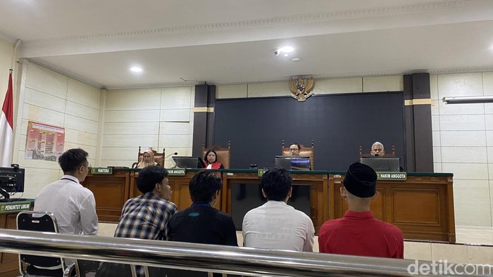 Sidang putusan mahasiswa terdakwa kasus ricuhnya Aksi May Day Semarang, di PN Semarang, Kecamatan Semarang Barat, Kota Semarang, Selasa (21/10/2025).