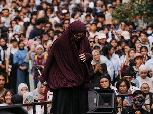 7 Gaya Skena ala Sivia Azizah Pakai Hijab Syari Kekinian, Curi Perhatian
