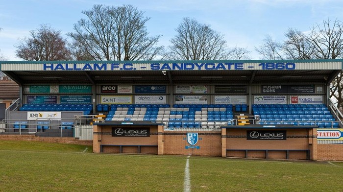 Stadion tertua di dunia ada di Inggris, namanya Sandygate Road. Stadion milik klub bola Hallam FC itu usianya lebih dari 160 tahun.