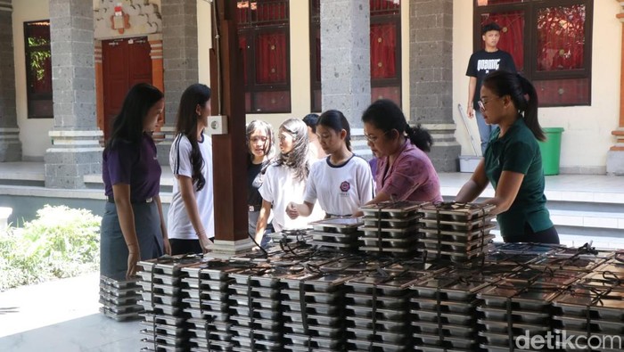 Suasana pendistribusian menu Makan Bergizi Gratis (MBG) oleh Satuan Pelayanan Pemenuhan Gizi (SPPG) Polda Bali. (Foto: Dok. Polda Bali)