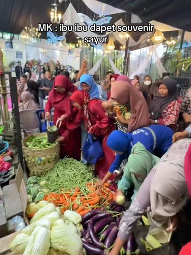 Suvenir Nikah Sayuran Pengantin ini memberikan souvenir berupa aneka sayuran segar yang bebas ambil untuk tamu undangan. Suasana pernikahan di Surabaya, Jawa Timur itu langsung membanjiri kolom komentar.