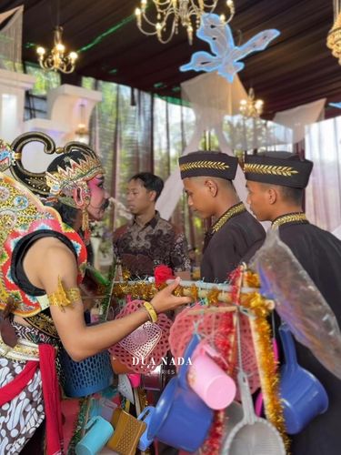 Suvenir Nikah Sayuran Dua Nada Pengantin ini memberikan souvenir berupa aneka sayuran segar yang bebas ambil untuk tamu undangan. Suasana pernikahan di Surabaya, Jawa Timur itu langsung membanjiri kolom komentar.