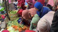 Viral Bikin Heoh! Pengantin Bagikan Souvenir Sayuran Segar, Tamu Bebas Ambil Viral Bikin Heoh! Pengantin Bagikan Souvenir Sayuran Segar, Tamu Bebas Ambil