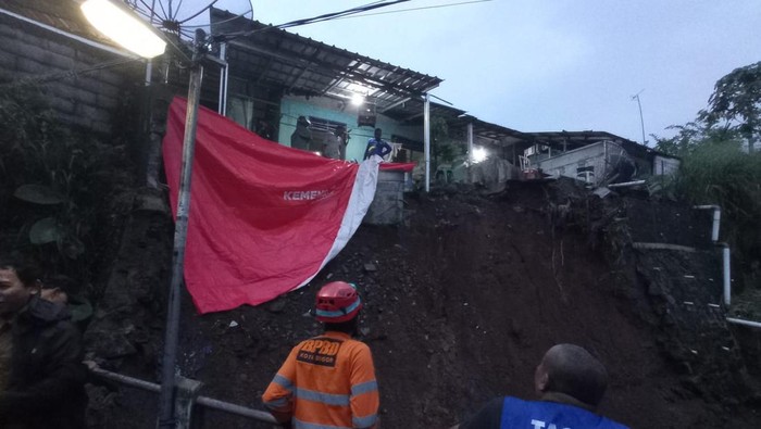 Tebing Sungai Setinggi 8 meter Longsor Akibat Hujan Deras di Bogor