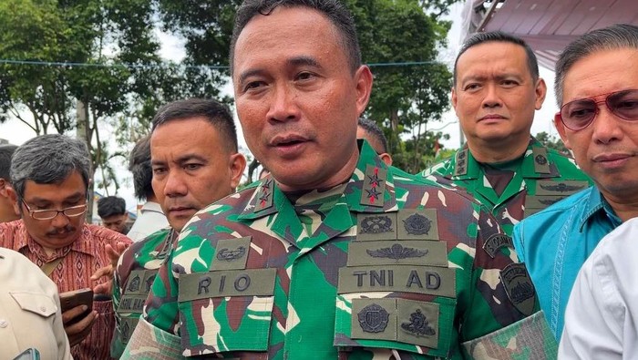 Teks foto: Pangdam I/BB Mayjen Rio Firdianto saat diwawancarai. (Foto: Finta Rahyuni/detikSumut)